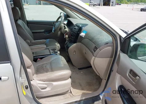 2004 Toyota Sienna Le z USA, uszkodzony, nr VIN 5TDZA23C24S023188